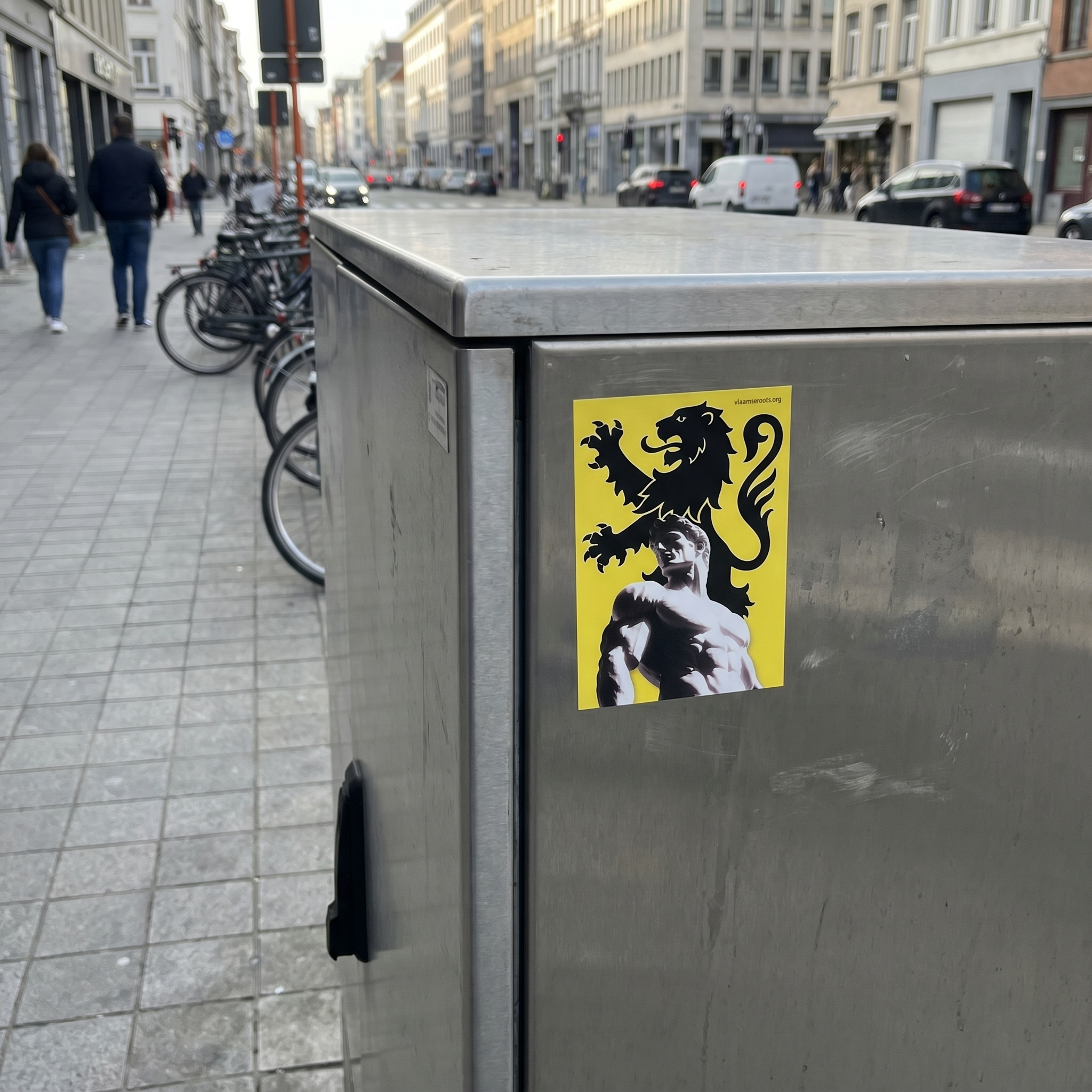 Vlaamse Leeuw Standbeeld - ZELFKLEVER