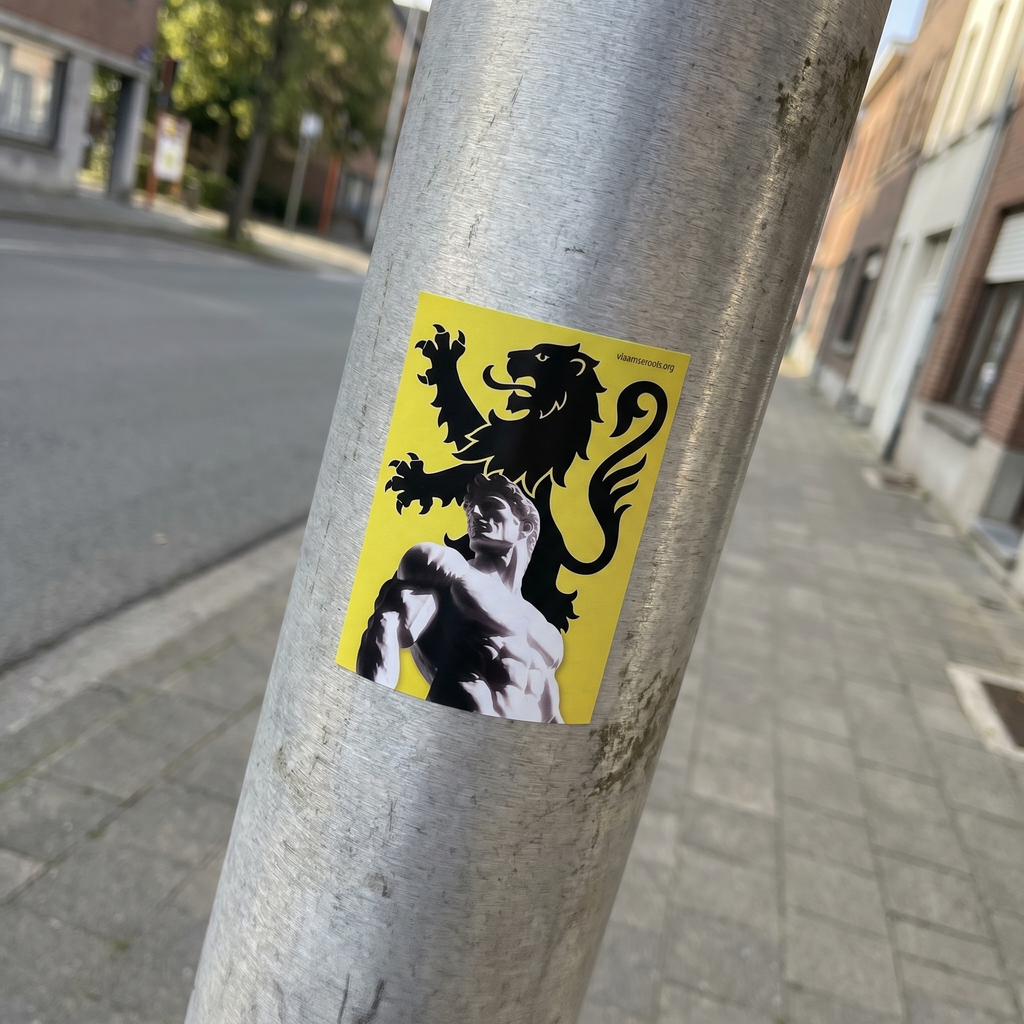 Vlaamse Leeuw Standbeeld - ZELFKLEVER